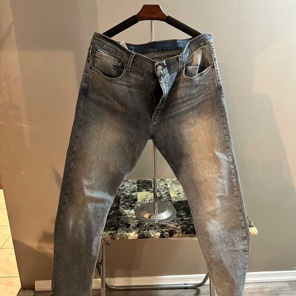 Levi's Relaxed Blue Jeans with Classic Style